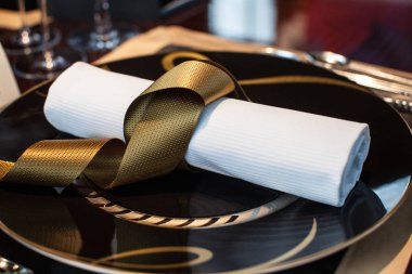 plaka restoran vasıl belgili tanımlık masa üzerinde katlanmış peçete koydu