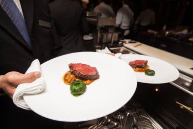 akşam yemeği için tepsi gıdalarda otel Restoran kitch tutan garson