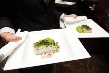 akşam yemeği için tepsi gıdalarda otel Restoran kitch tutan garson