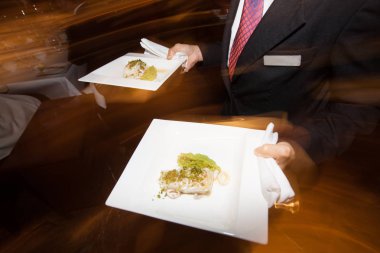 taşıma ve akşam yemeği için tepsi gıdalarda otel resta tutan garson