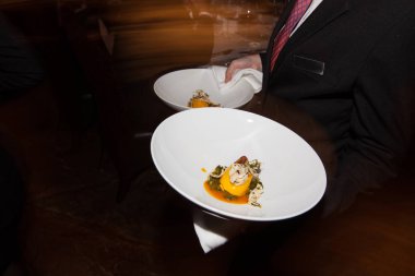 taşıma ve akşam yemeği için tepsi gıdalarda otel resta tutan garson