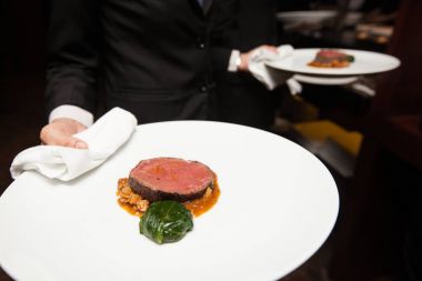 akşam yemeği için tepsi gıdalarda otel Restoran kitch tutan garson