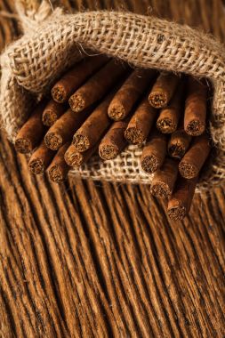 puro eski ahşap masa küçük torba içinde