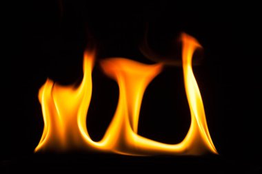 siyah zemin üzerinde izole yangın yangın