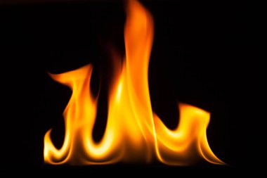 siyah zemin üzerinde izole yangın yangın