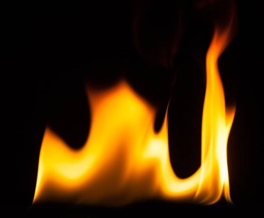 siyah zemin üzerinde izole yangın yangın