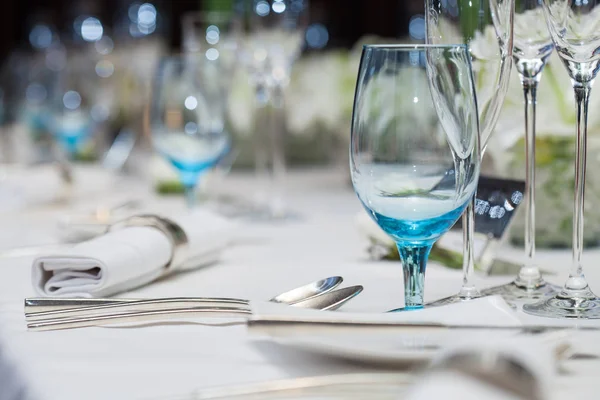 Weinglas auf dem Tisch für das Abendessen im Restaurant aufstellen — Stockfoto