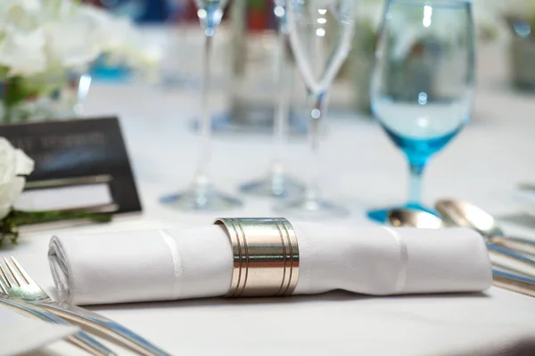 Gefaltete Serviette auf dem Tisch im Restaurant — Stockfoto