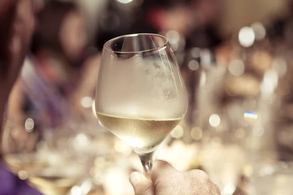 Weißwein zum Abendessen im Restaurant — Stockfoto