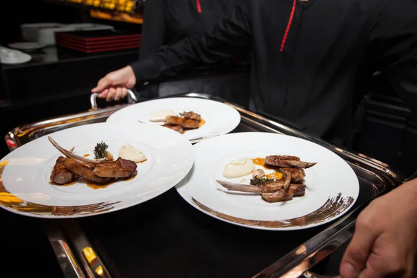 kuzu garson tarafından zaten hizmet için plaka üzerinde