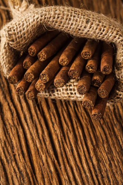 puro eski ahşap masa küçük torba içinde