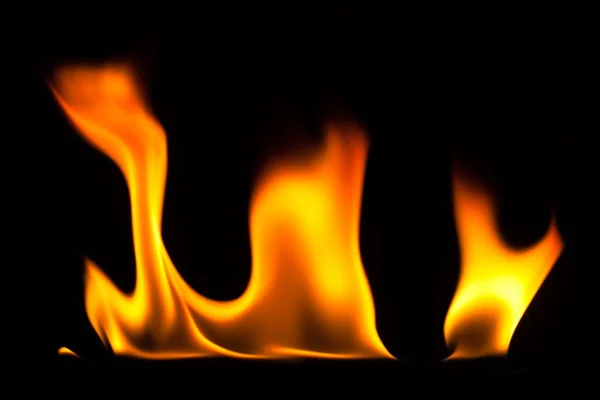 Fiamma di fuoco isolata su fondo nero — Foto Stock