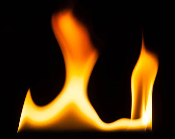Полум'я вогню ізольоване на чорній землі — стокове фото