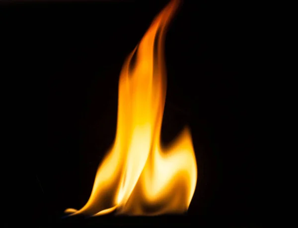 Φλόγα της φωτιάς που απομονώνονται σε μαύρο φόντο — Φωτογραφία Αρχείου