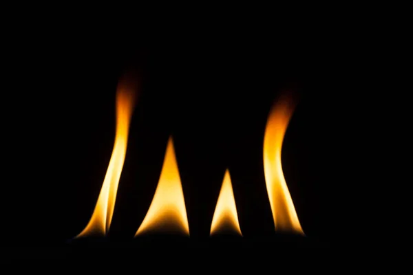 Flammande eld isolerad på svart marken — Stockfoto