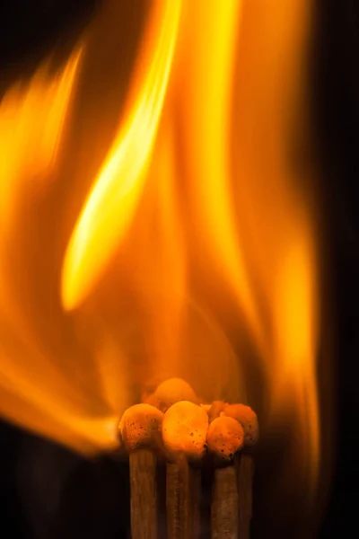 Streichholz und Feuerschein auf Streichholz isoliert auf schwarzem Hintergrund — Stockfoto