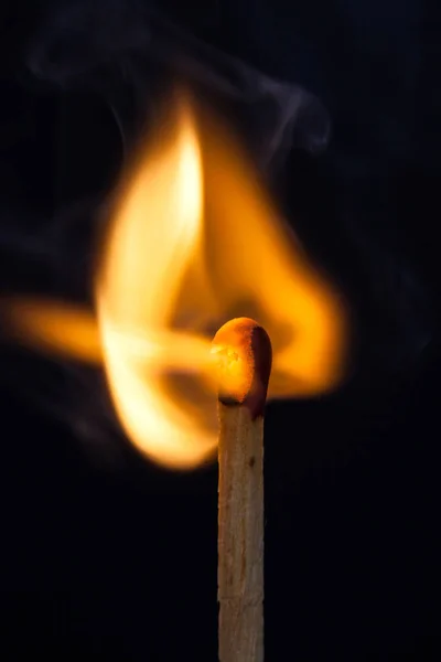 Partido y llama de fuego en partido aislado sobre fondo negro —  Fotos de Stock