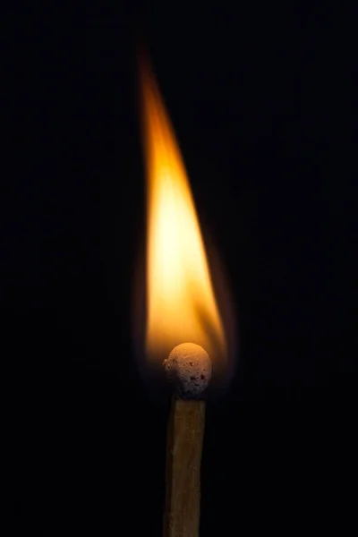 일치와 일치 검은 배경에 고립에 화재의 불꽃 — 스톡 사진