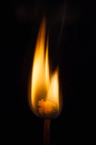 Mérkőzés és a blaze, a tűz a mérkőzés elszigetelt fekete háttér — Stock Fotó