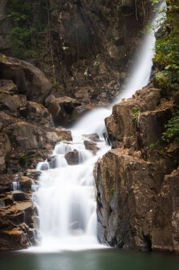 şelale üzerinde Namtok Phlio Milli Parkı, Chanthaburi doğada