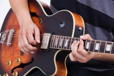 Müzisyen gitar çalmak