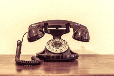 ahşap masa üzerinde klasik telefon