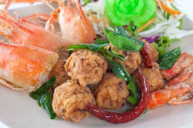 kızarmış karides topu üzerinde beyaz backg beyaz plaka üzerinde kafa karides ile