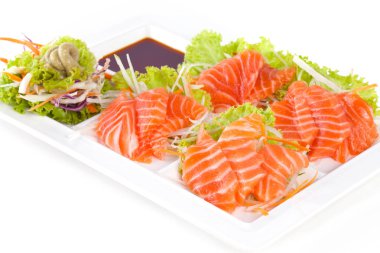 Çiğ somon wasabi ve whit üzerinde beyaz tabakta izole sos ile