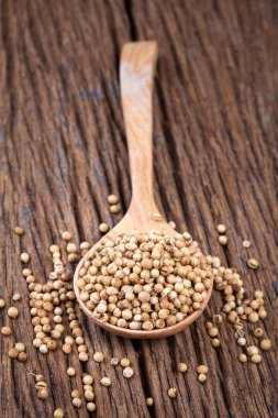 eski ahşap masa kaşık kişniş tohumu