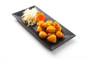 eklem beyaz arka planda siyah plaka üzerinde derin Kızartma tavuk