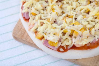 Üstten Görünüm tablo ahşap tahta üzerinde ham pizza