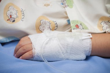 yatakta tuzlu su tüp ile hasta çocuk portre el 