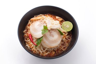 Beyaz arka planda, Fusion gıda Studio'da izole ramen vurdu 
