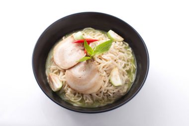 Beyaz arka planda, Fusion gıda Studio'da izole ramen vurdu 