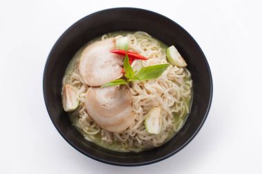 Beyaz arka planda, Fusion gıda Studio'da izole ramen vurdu 