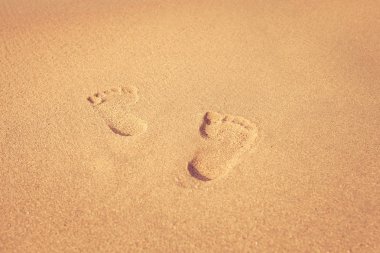 bir sabah güneş ışığı ile sahilde kum ayağa damgası,