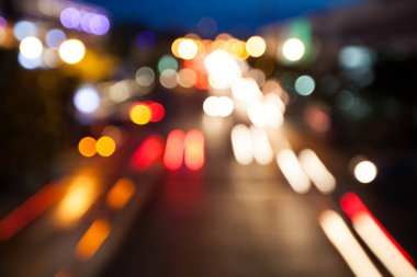bulanık arka plan bokeh gece lambası ile trafik