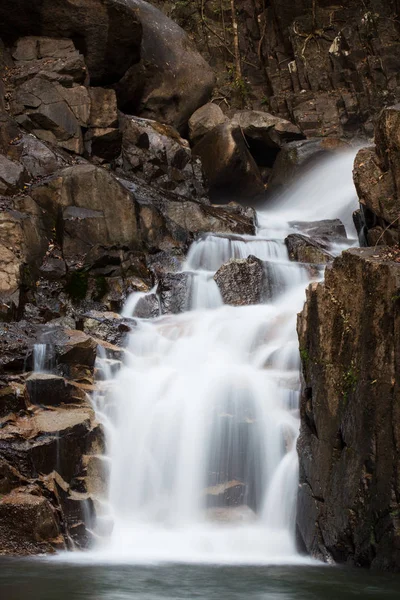 şelale üzerinde Namtok Phlio Milli Parkı, Chanthaburi doğada