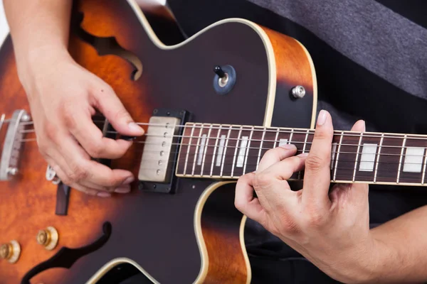 Müzisyen gitar çalmak