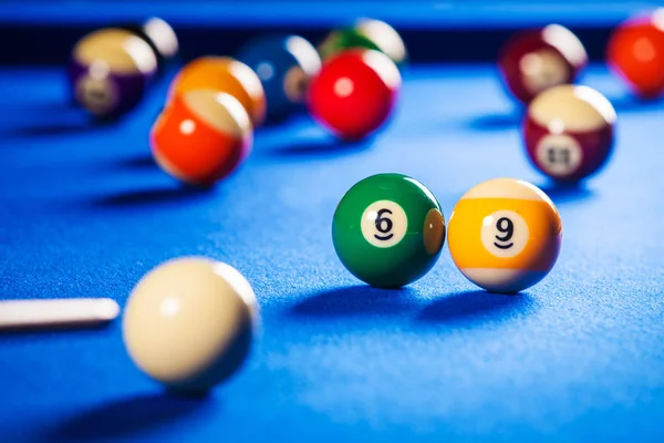 Mavi bir bilardo masası bilardo topları