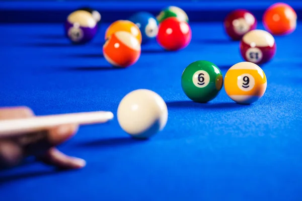 Mavi bir bilardo masası bilardo topları