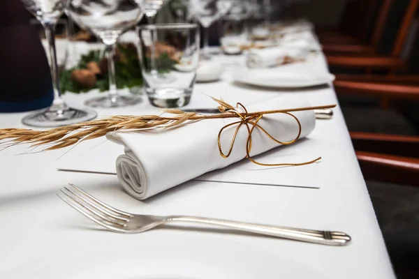Gefaltete Serviette mit Malz auf den Tisch im Restaurant gelegt — Stockfoto