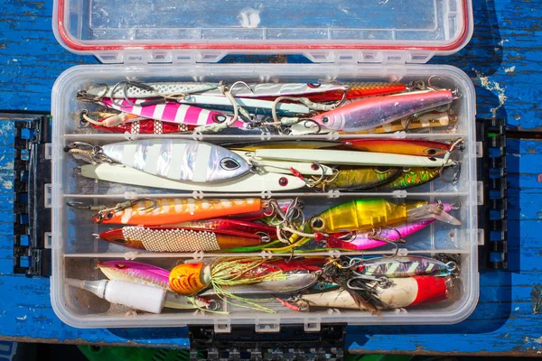 Δόλωμα jig για την αλιεία ψαριών στη θάλασσα σε πλαστικό κουτί στον μπλε ξύλο ta — Φωτογραφία Αρχείου