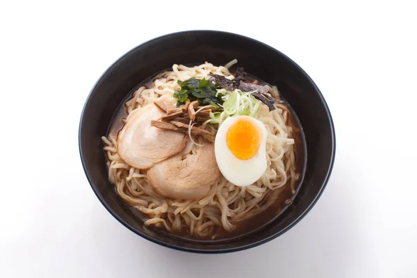 Beyaz arka plan üzerinde Studio izole ramen vurdu