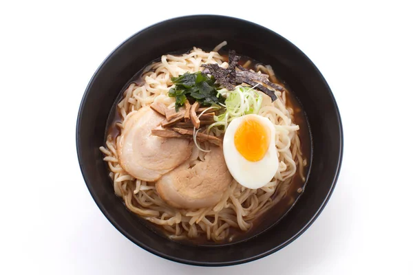 Beyaz arka plan üzerinde Studio izole ramen vurdu