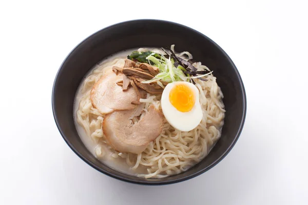 Beyaz arka plan üzerinde Studio izole ramen vurdu