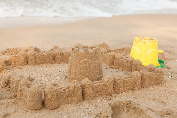 Sommerurlaub mit Sandburg am Strand — Stockfoto