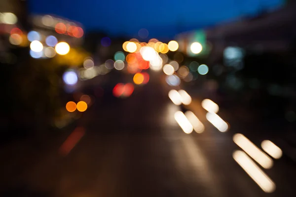 bulanık arka plan bokeh gece lambası ile trafik