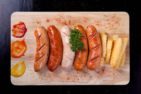 Biber tozu ve patates kızartması ve maydanoz o ızgara sosis