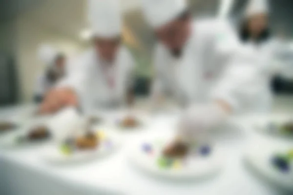 Onscherpe achtergrond van chef-kok in hotel of restaurant keuken koken — Stockfoto